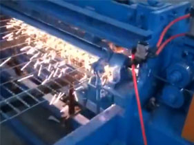 雞籠頂網(wǎng)焊機(jī)/全自動(dòng)舒樂(lè)板排焊機(jī)工作視頻